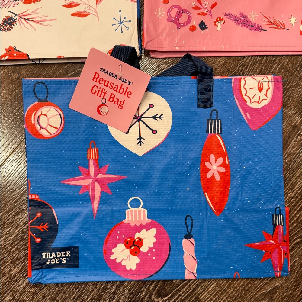 NWT Trader Joe's Reusable Holiday Gift Bags Set of 3 - Picture 4 of 4